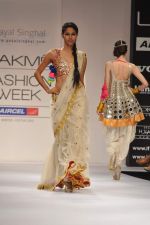 Model walk the ramp for nandita thirani and payal singhal show at Lakme Fashion Week Day 1 on 3rd Aug 2012 (45).JPG